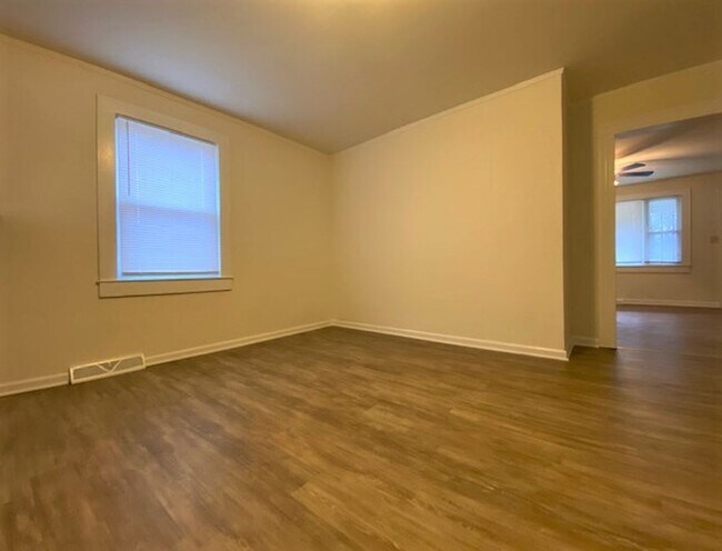 Building Photo - 1/2 MO/OFF SPECIAL - 3 bed/2 bath Fenced yard