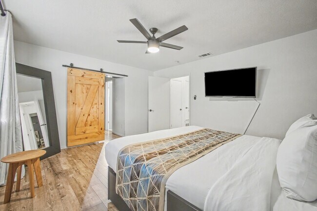 Building Photo - 913 Sandhurst Dr