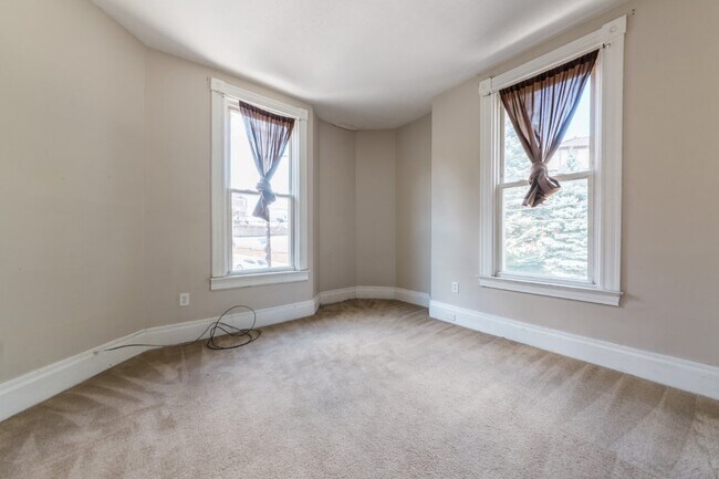 Building Photo - AVAILABLE AUGUST 2026 - Unique 3 Bedroom + den w/ Central AC in the South Side Slopes!