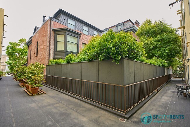 Building Photo - Pacific Heights: Studio w/ Sleeping Alcove, Dining Area, & Laundry Onsite
