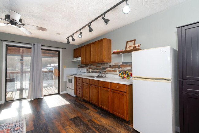 Building Photo - Charming 1 bedroom duplex overlooking the ...