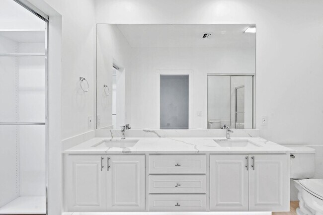 Building Photo - 354 Jacaranda Dr