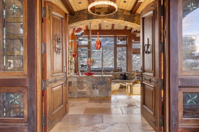 Building Photo - 472 Thunderbowl Ln