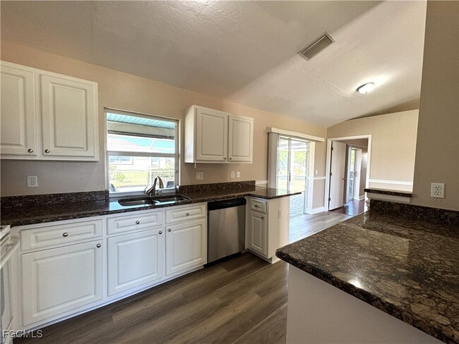 Building Photo - 2520 SW 11th Pl