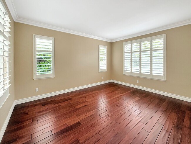 Building Photo - SD: Spacious 5B/4BA Home with Private Patio, Backyard & Soaking Tub