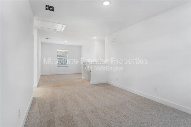 Building Photo - 820 Sunflower Trl