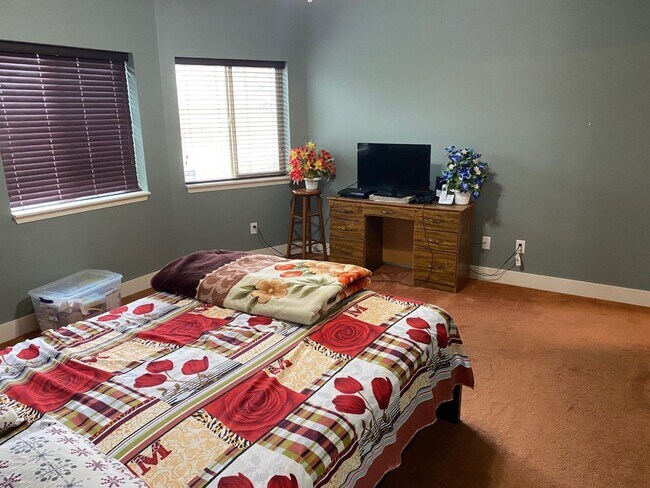 Building Photo - 5-Bedroom Home Located in Barkley Neighborhood