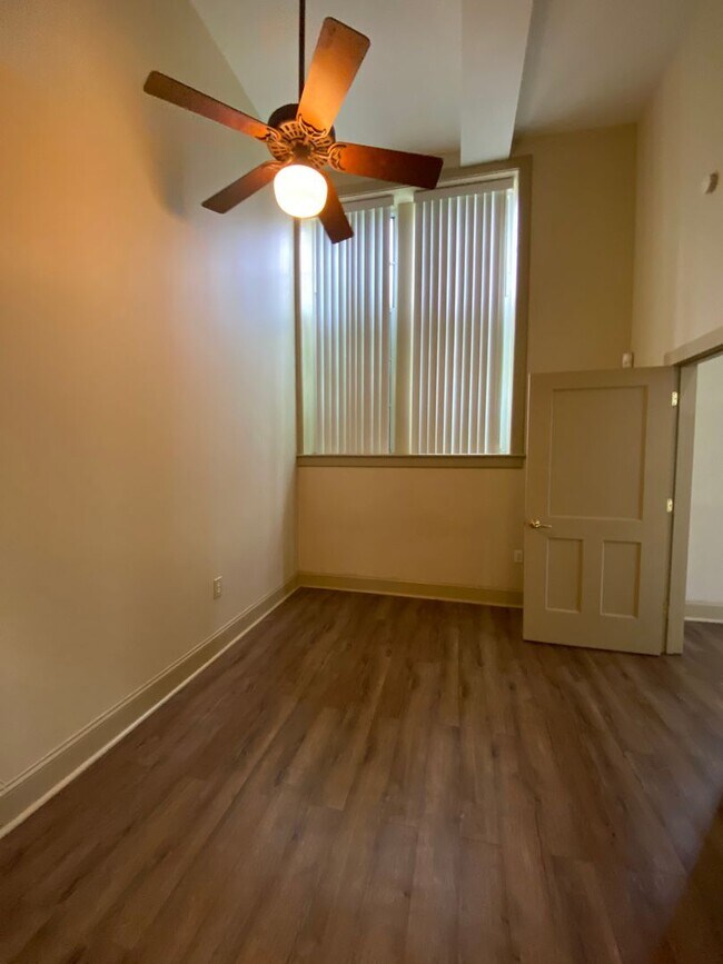 Building Photo - 1st Floor 1Bed/1Bath ALL Electric with W/D...
