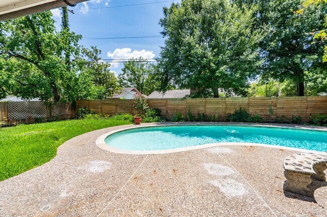 Building Photo - 9423 Highmeadow Dr