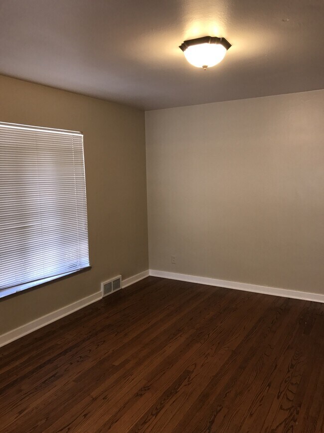 Building Photo - 3 bed home in historic area for rent near the Paseo district, on Hudson between NW 23rd and NW 36th.