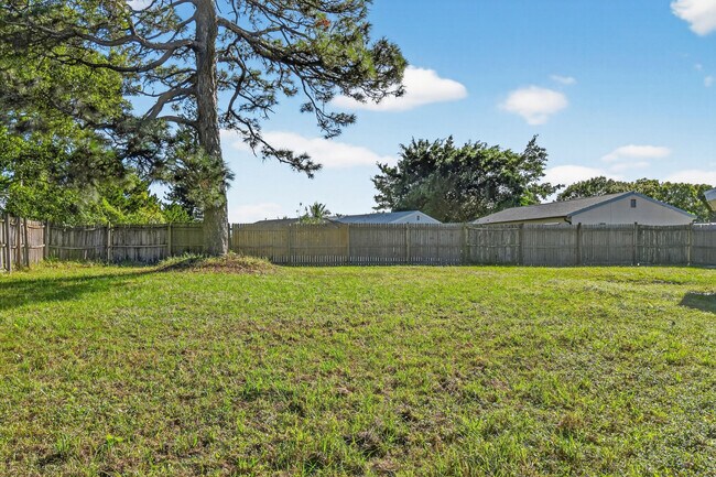 Building Photo - 2079 SE Triumph Rd