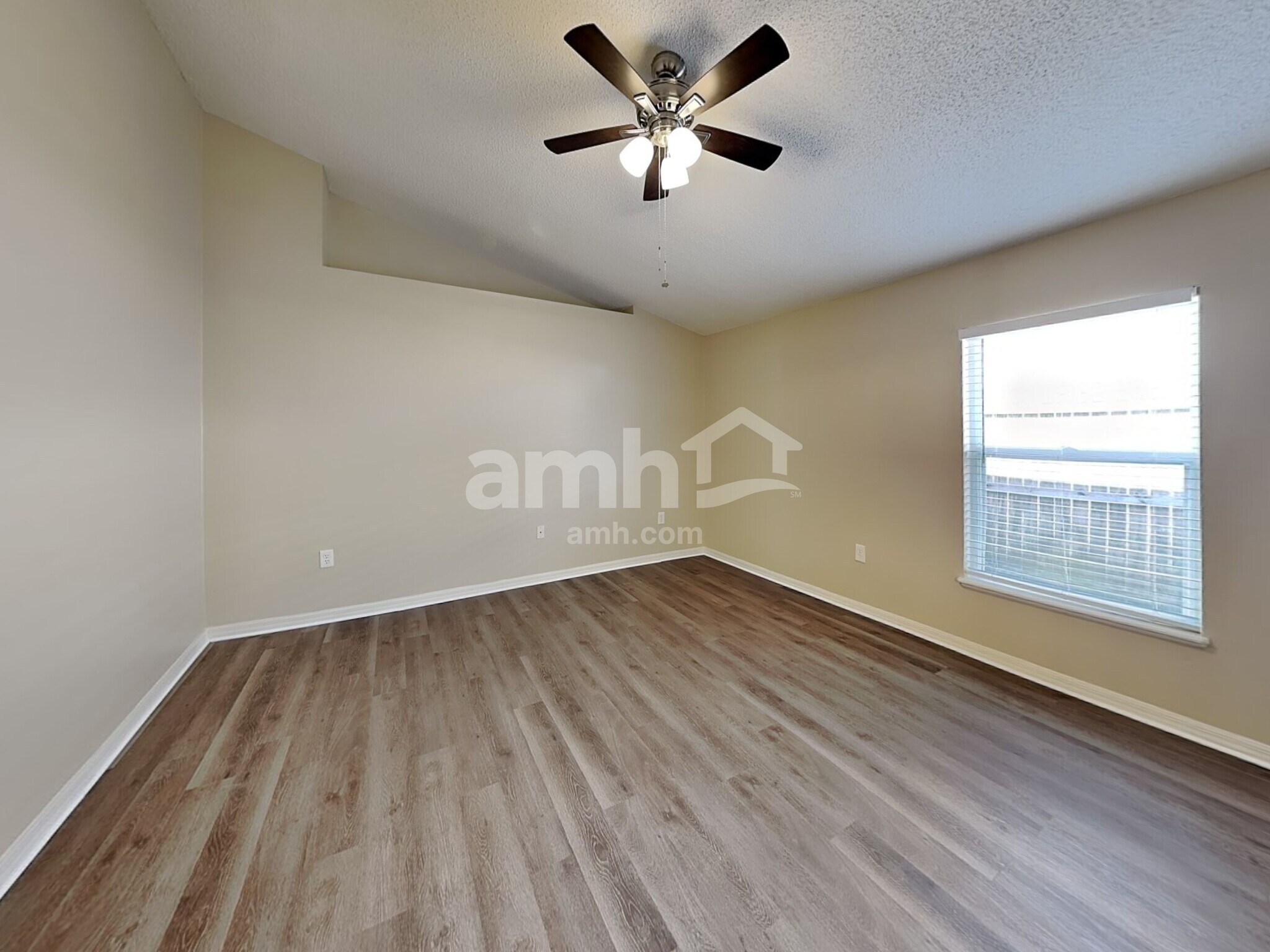 Building Photo - 16027 Dorchester Blvd