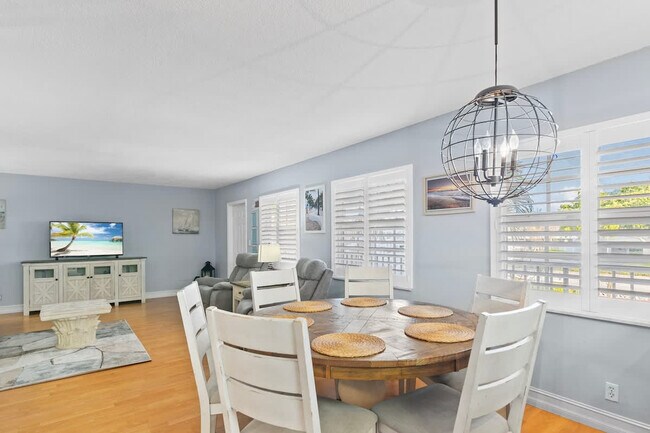 Building Photo - 2424 NE 9th St