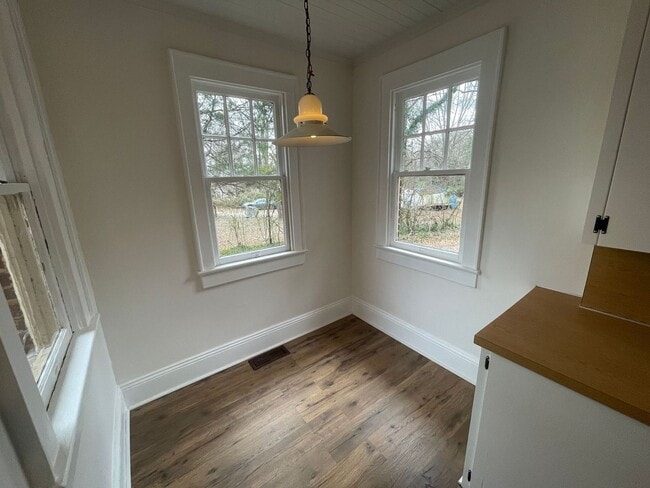 Building Photo - 4 bedroom 2 bathroom house available!   Freshly Painted-New Flooring