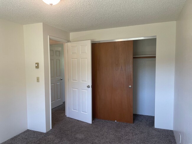 Building Photo - Nice Townhome-2 bed 1.5 Bath--Situated in the Friendly town of Grants Pass