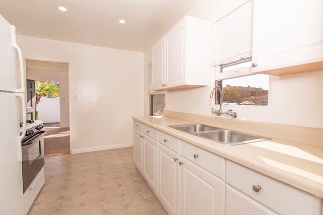 Building Photo - Charming 1 Bed/1 Bath - Just One Block from the Ocean in North Pacific Beach!