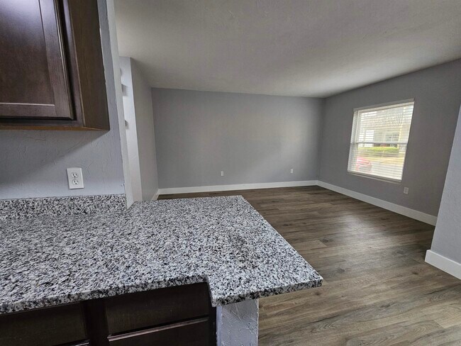 Building Photo - 1530 Live Oak Dr