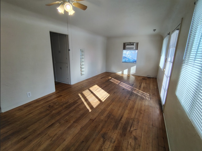 Building Photo - elvecino 7/35/10 - C