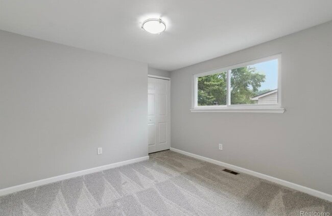 Building Photo - 6879 Brookshire Dr