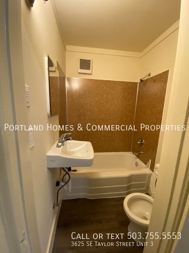 Building Photo - 1 Bedroom, Beautiful Hardwood Floors, Hawt...