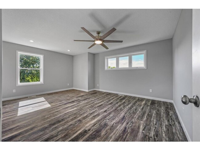 Building Photo - Rare 3 bed 4 bath no upgrade left out! 2 f...