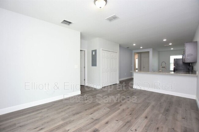 Building Photo - 525 Albatross Dr