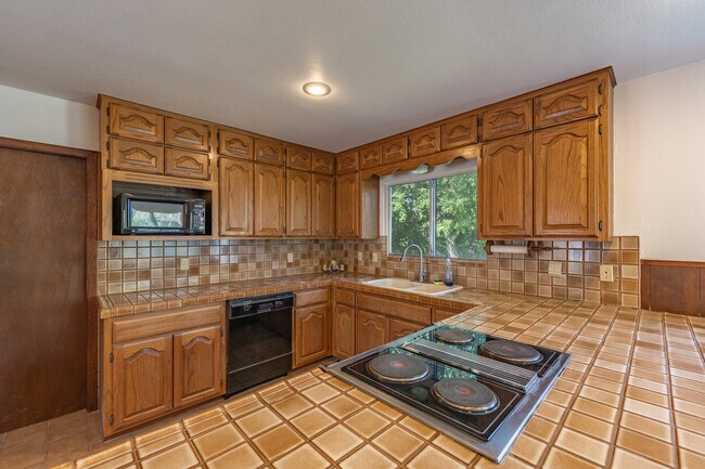 Building Photo - 7722 Pinebrook Dr