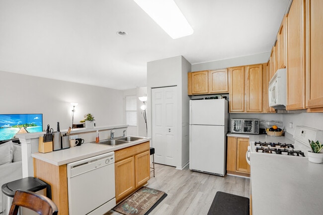 Building Photo - 1877 Crenshaw Cir