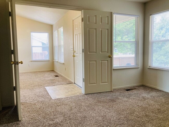Building Photo - Charming 3 Bedroom