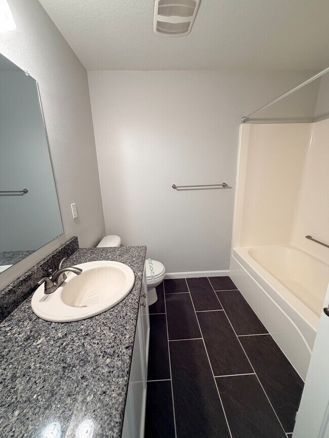 Building Photo - Beautiful Home in FABULOUS Location - Min ...