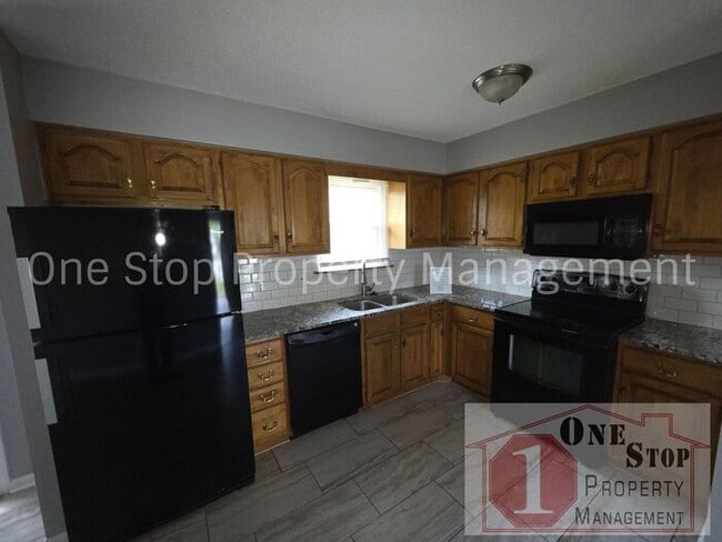 Building Photo - The Perfect 3 bedroom/2 bathroom home in Grandview, MO!