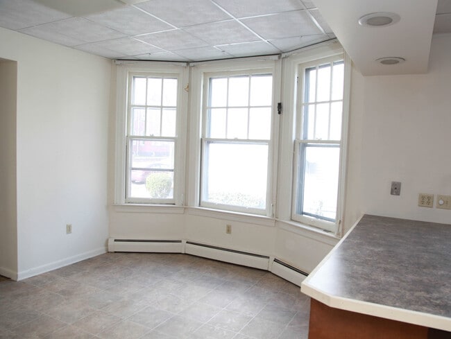 Building Photo - Large 3 Bedroom + Bonus Room with Laundry ...