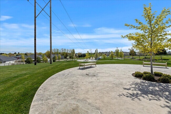 Building Photo - 5 Bed 3 bath Golf Course Neighborhood