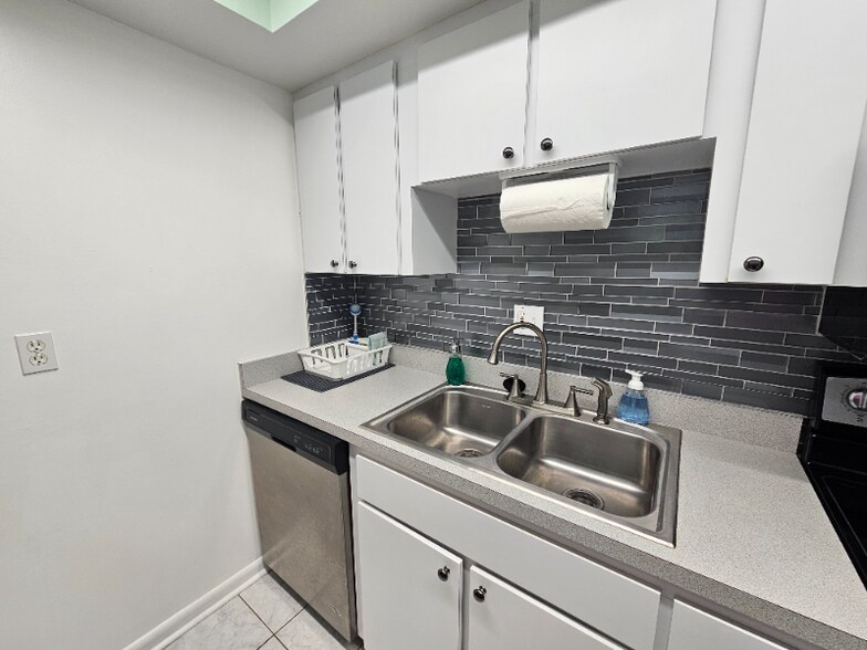 Building Photo - 885 N Village Dr