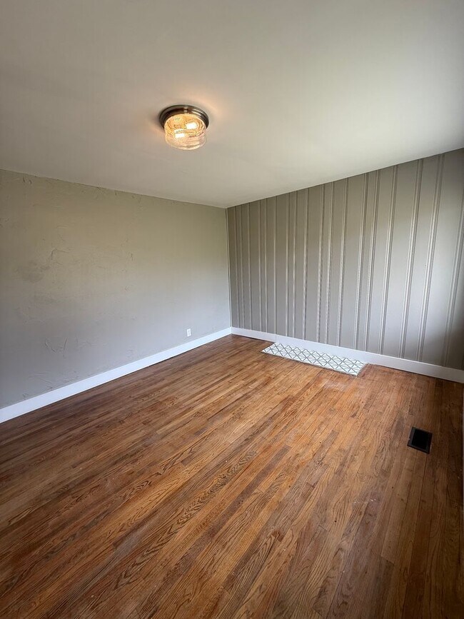 Building Photo - Charming 3 Bedroom 1 Bath home convenient to Middlebrook Pike in the West View Community