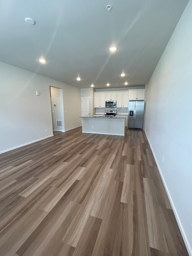 Building Photo - Luxury Condo - Water, Sewer, Basic Internet Included!