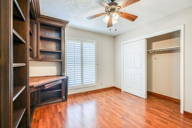 Building Photo - Beautiful House with 4 bed - 2 baths - office & covered big Jacuzzi