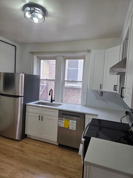 Building Photo - 6433 N Hamilton Ave