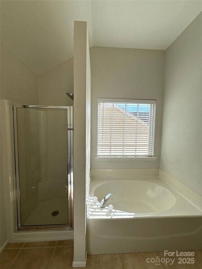 Building Photo - 10016 Highlands Crossing Dr