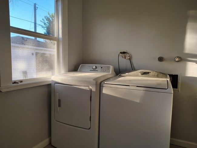 Building Photo - 434 Kenyon Ave