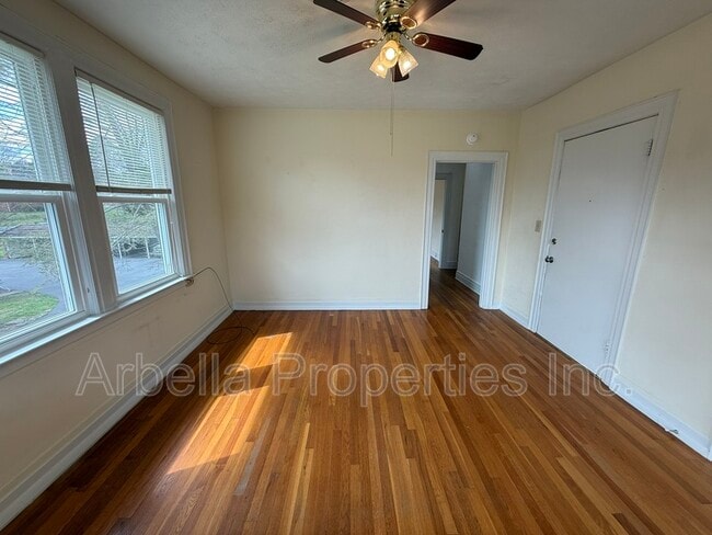 Building Photo - 707 E Unaka Ave