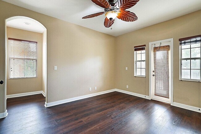Building Photo - 748 Cresta Cir