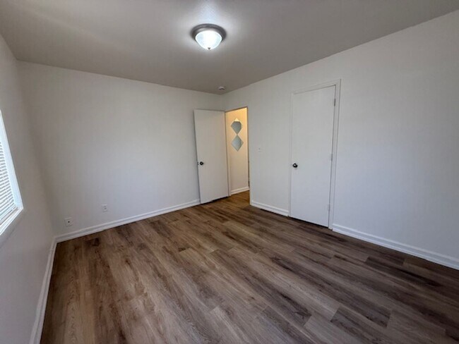 Building Photo - 3 bedroom 1 bath home with 1 car garage an...