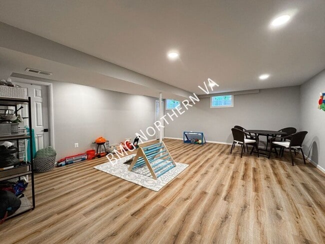 Building Photo - 404 Onondio Cir SE