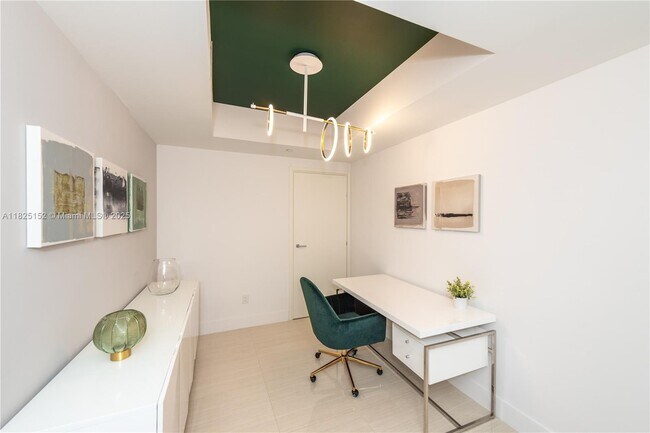 Building Photo - 1300 Brickell Bay Dr