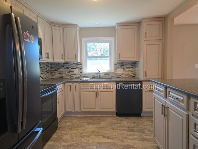 Building Photo - Available Immediately! Pet friendly, 2 car...