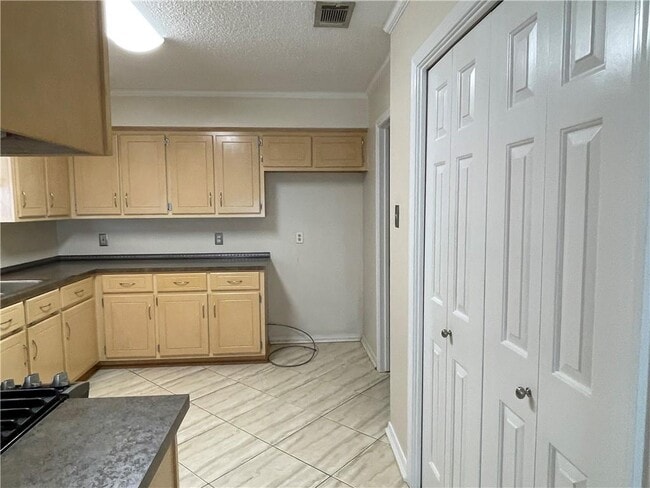 Building Photo - 7401 Lakeview Dr