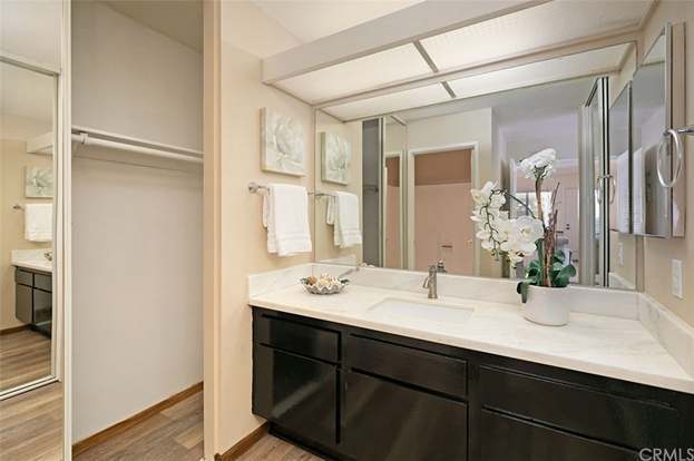 Building Photo - 323 Streamwood-