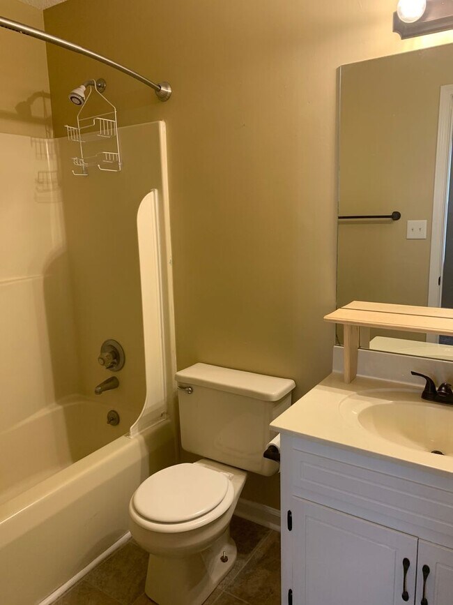 Building Photo - Conveniently Located! Cute home with 3 bed...