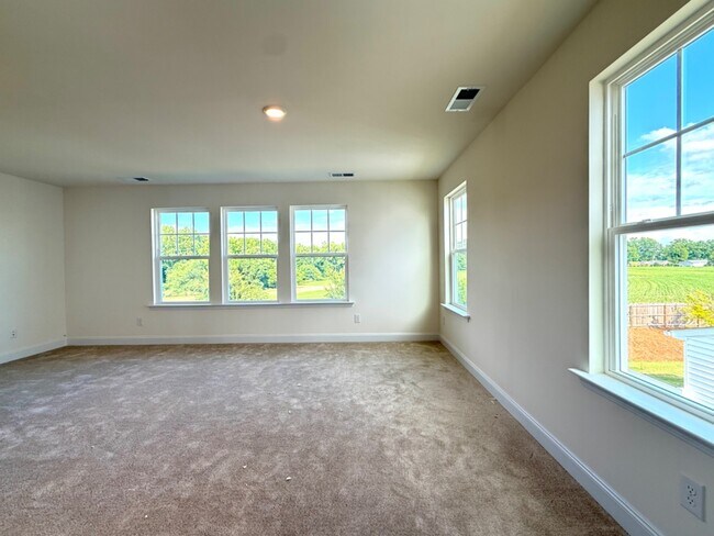 Building Photo - 3 Bedroom End unit Townhome Double Driveway - Lots of Natural Light